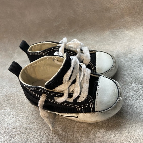 Converse chuck Taylor crib shoes size 4 - Picture 3 of 4